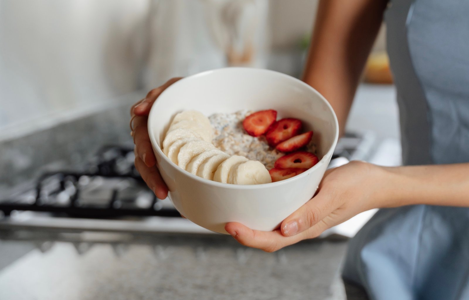 Regina Echeverría sonriendo en su cocina con un bowl saludable