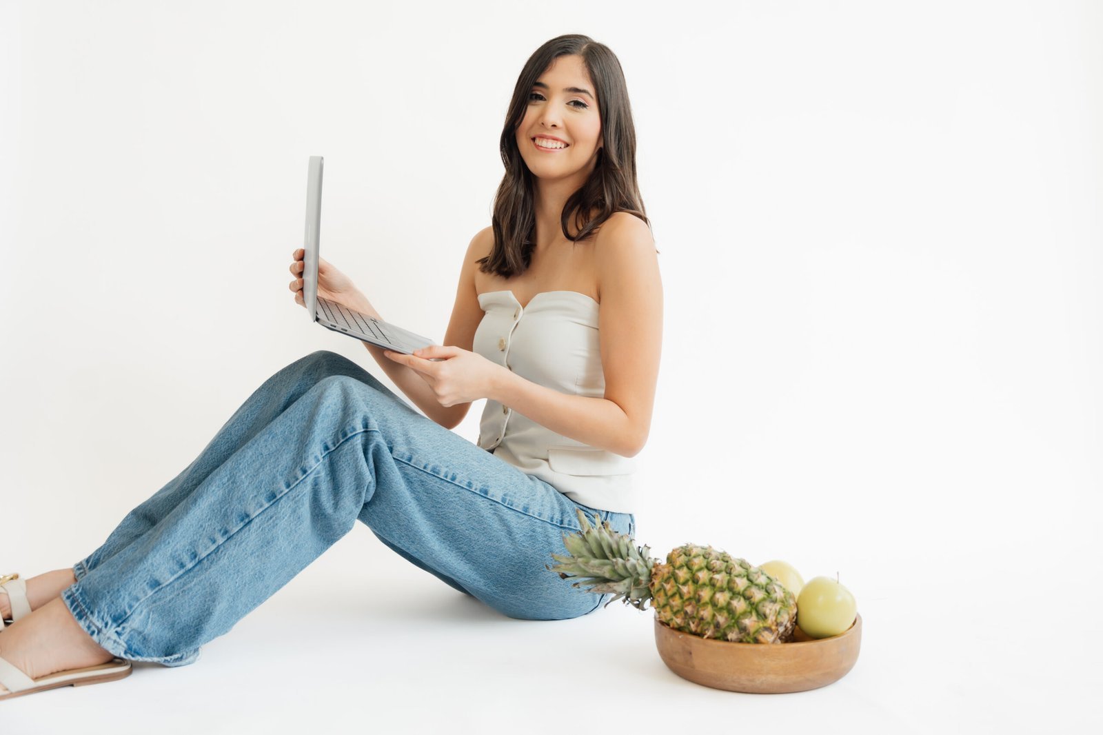 Regina Echeverría sonriendo con una laptop